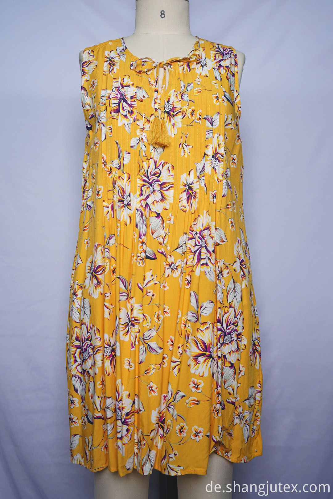 Vordere haben Kleidungsfalten FRONT HAVE PLEATS OF DRESS